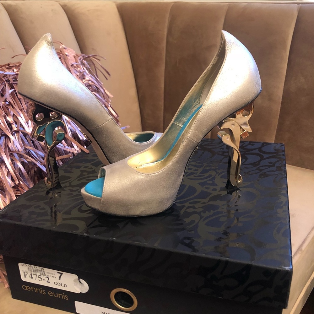 Aennis Eunis Calligraphy Gold Pumps